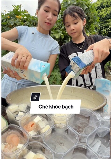 Bên nào đông bên đó có mẹ zo 😆 chè khúc bạch ngày hè #giadinhzozo | Zozothe Bozooo