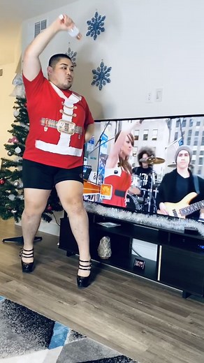 Getting ready for all my Christmas ZOOM concerts for my friends and family this year!! #heels #FestiveFashion #hilaryduff #withlove