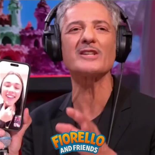📺 Succede di tutto alla Pennicanza… e pure al telefono! 😄 Su RaiPlay sono appena uscite le nuove puntate di Mare Fuori e in diretta arriva una telefonata niente meno che da Maria Esposito, la nostra amatissima Rosa Ricci! 🔥 Peccato che durante la chiamata succedano alcune “cosette strane”… pause sospette, tempi perfetti… quasi troppo perfetti! 😏 E allora il dubbio viene spontaneo: 📞 Ma è davvero una telefonata in diretta… o una diretta “molto ben organizzata”? Ma noi non pensiamo male… con 
