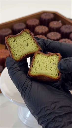 Vì sao bột canele phải ủ qua đêm? Điều gì ảnh hưởng kết cấu bánh? Làm sao để bánh giòn 2-3h? Làm sao để canh đúng nhiệt nướng, cho ra cái bánh vỏ caramel, ruột mềm mại thơm nức không tanh? Tất cả được giải đáp trong đúng 1 ngày học thôi ạ. Không có công thức học vẹt, chỉ có công thức hiểu bản chất nha các bà ơi. À, lớp này còn học các loại sốt đi kèm nữa ạ. Decor trang trí cưng xỉu nha mí bà. Lớp gồm 6 vị bánh rất ngon: - Vani Madagascar - Genmaicha - Dẻ cười pitaschio - Chocolate nguyên chất 65