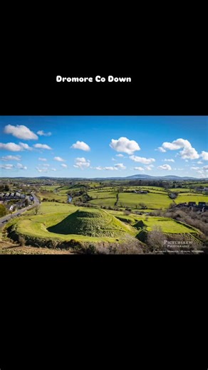 #Dromore County Down #northernireland Roll on summer to see the blue skies and a bit of heat in the air 📌 Dromore Co Down Dromore Mound or Dromore #MotteandBailey as it is commonly known is probably Dromore’s most recognisable feature. It was built by Sir John de Courcy after the Norman Conquest in the 13th Century. The bailey or lower courtyard was said to have been protected by a palisade and on the mound itself was thought to have been an archery tower, which gave good vision and a reasonabl