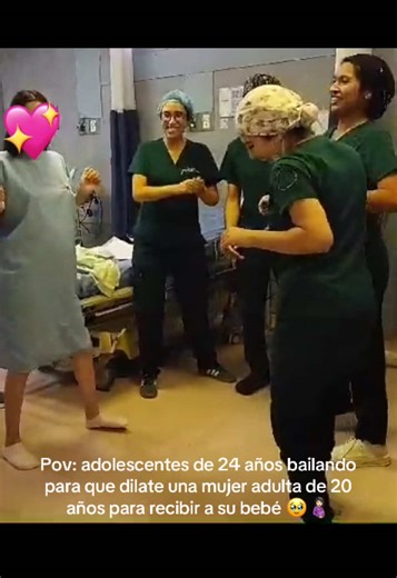 Adolescentes bailando para la llegada de un bebé