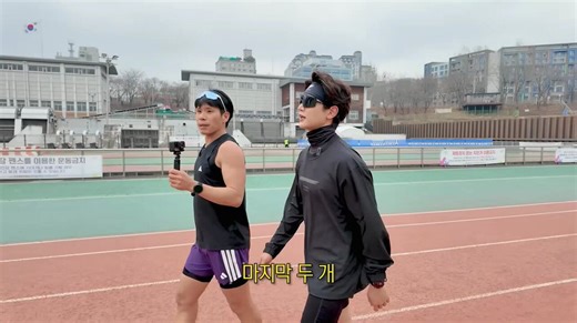 minho saying hes not an athlete but singer & actor😂👤we have 2 more laps🐿️no-👤goal for this is 3:30 pace / 1 km~👤you can do it, choi minho! catch gihun & hong beomseok🐿️i am a singer.. & actor..👤and kim donghyun (former UFC athlete) is an entertainer 🐿️im not athlete-