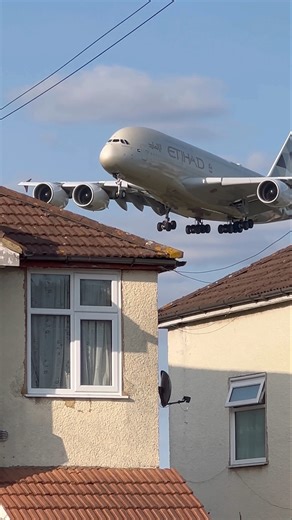 A380 Unbelievable Low Pass over the Houses! 😱✈️ Etihad Airways 🇦🇪 #etihad #airbusa380 #landing