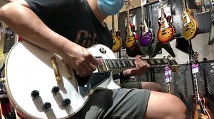 Epiphone LP Custom 白色 音色试听 添加了真正的乌木指板，带来柔滑的手感并增加咬合力。
