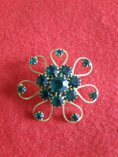 Vintage Brooch From the 1950s in a Mid-century Style, Featuring Emeralds and Diamonds in a Floral Design - Etsy