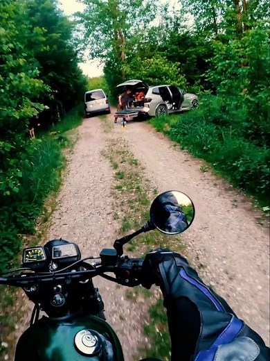 I came across armed guys in the forest on a motorcycle #yamaha #xt600 #scrambler #motovlog #adven...