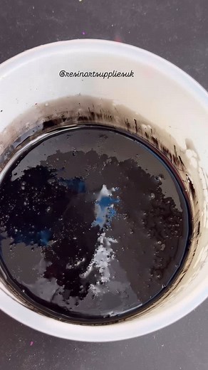 Spark like glitter. ✨🖤🖤✨ #resinart #resinartsuppliesuk #resinartsupplies #resinpourart #epoxypouring #chameleonglitter #colourshift #changingcolours #prettyvideos #satisfyingreels #resinviral #pigmentpaste #resinartpiece #pouringresin #epoxypour | Resin Art