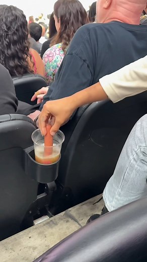 She dropped her hot dog and cleaned it in his drink #fblifestyle #genius #hack #viral 🎬 This video was produced by Network Media and Zoré & Tomek | Hack And Heat
