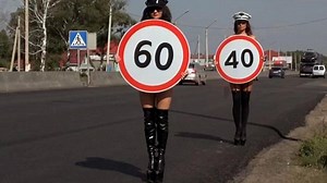 Kampanye Berkendara Aman, Perempuan Telanjang Dada di Jalan Raya