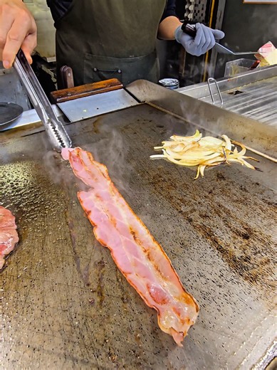 INSANE Double Patty Smash Burger ASMR 🍔 | Korean Street Food Cooked Right in Front of You 🍔 석계역 달달토스트 & 수제 버거 눈앞에서 바로 눌러 굽는 🔥 더블 패티 스매시 버거 🔥 주문 들어가자마자 패티 올리고 → 바로 눌러서 굽고 → 치즈 덮기 치익- 소리까지 완벽한 ASMR 🤤 ✔ 육즙 가득 더블 패티 ✔ 부드러운 번 녹진한 치즈 ✔ 바로 앞에서 조리하는 길거리 감성 ✔ 퇴근길 야식으로 딱 좋은 조합 토스트도 그냥 토스트 아님. 계란, 햄, 야채 듬뿍 넣어서 한 손에 들기 힘들 정도로 푸짐함 👍 📍 서울 성북구 석계역 인근 포장마차 골목 ⏰ 밤 늦게까지 운영 💰 메뉴 치즈버거 / 베이컨버거 / 스페셜버거 4,000 ~ 6,000원 달달토스트 / 햄치즈토스트 / 치즈떡갈비토스트 2,500 ~ 4,500원 퇴근길 그냥 지나치기 힘든 석계역 숨은 맛집 💯 #foodie #streetfood