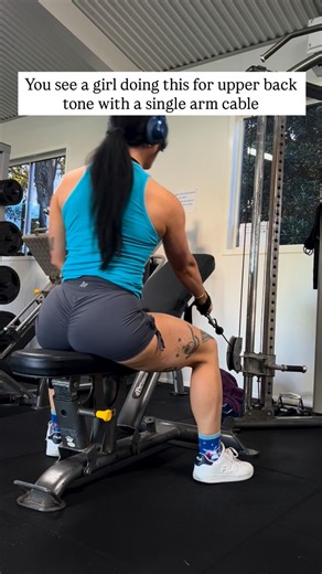 Madeline Snacks on Instagram: "DO THIS ⤵️🔥 This is one of the most underrated ways to build a toned upper back 👀 Comment “SCULPT” for the exact steps to drop 6–12kg in 90 days A low-set cable one-arm row works differently to most row variations because of the direction of force. When the cable starts low, you’re not just pulling straight back — you’re pulling up and back on a diagonal. ✨🙌🏼That angle forces your upper back to do more of the work, especially the upper lats, rhomboids, and rear