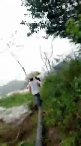 Cảnh xe đầu kéo chở than trước và sau khi bị nước cuốn lật. Thương cho anh tài xế ...Trưa 17/11 đập tràn qua cửa khẩu La Lay, Quảng Trị | Tuấn Sport