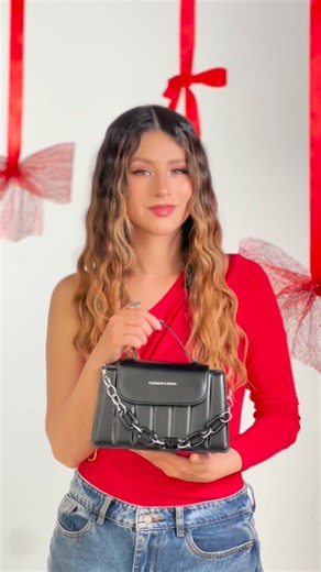 BOLSOS EN OFERTA on Instagram: "🎁💖 Querido Santa: este bolso es todo lo que quiero Diseños que elevan cualquier outfit y hacen que la Navidad se sienta aún más especial ✨ www.coquettecolombia.com . . . . . #CoquetteChristmas #ElRegaloPerfecto #CoquetteStyle #ModaConEncanto #CoquetteAesthetic"
