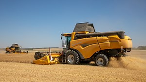 Une New Holland CH peut en cacher une autre ! Encore une mise en route fraîche de cette hybride d’entrée de gamme accompagnée de la toute nouvelle barre de coupe Varifeed 7625 (7,6 mètres / 25 pieds) récemment présentée sur farm-connexion | FARM Connexion
