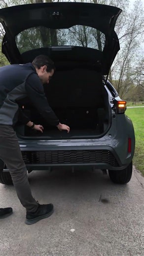 💡Trunk/boot of the Toyota Yaris Cross facelift, here the FWD version (as GR Sport)