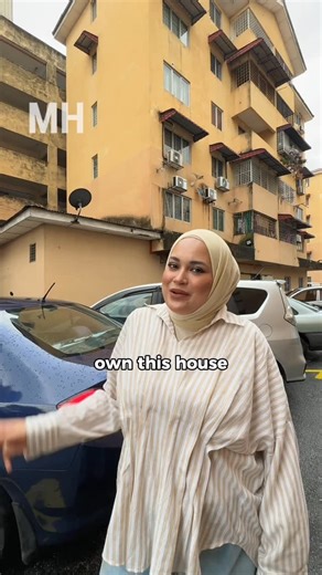 Malaysia Homie on Instagram: "European-inspired home in an old flat 🏡 Love the vintage gramophone! When it comes to a spacious kitchen, the rule is simple: don’t do too much 🍳 She recommends having a clean colour palette + using condiment jars 🫙 but not for the Gula Prai Super because its new packaging is compact, cute and sits perfectly at the kitchen counter!! ✨ Available at all participating AEON outlets nationwide or your local convenient stores 🎉 #Ad"