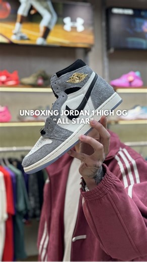 Chris CSB on Instagram: "Unboxing Air Jordan 1 ALL STAR MENYAMBUT NBA ALL STAR WEEKEND nga dikasih napas dengan release an sneakers super super cetar! Clean, Elegant dengan sentuhan emas wings logo, AJ 1 ini boleh masuk dalam koleksi kita Tersedia di @hoops.indonesia"