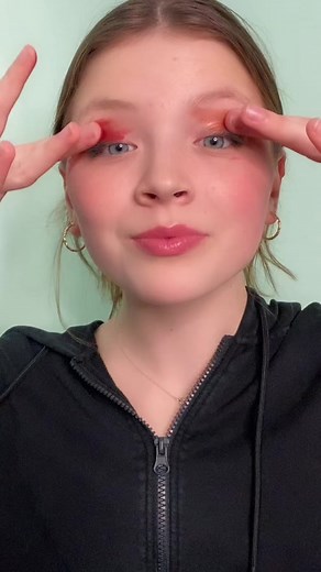 spring makeup look 🌸🌺🌷🌼 #creativemakeup #artisticmakeup #petitenprettymakeup #petitenpretty #makeuptransition