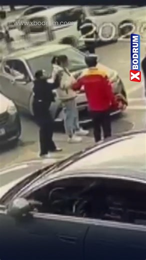 X Bodrum on Instagram: "Bodrum’da Trafik Kazası, Tekme Tokat Kavgaya Dönüştü! Muğla’nın Bodrum ilçesinde, Konacık Mahallesi'nde yaşanan maddi hasarlı bir trafik kazası, taraflar arasında şiddetli bir kavgaya yol açtı. İki grup arasında yaşanan ve güvenlik kameralarına saniye saniye yansıyan olay, polis ekiplerinin müdahalesiyle son buldu. Haberin devamı www.xbodrum.com da link bio da"