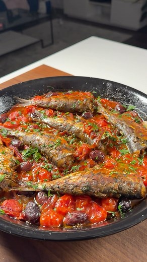 A H M E D L A H L O U on Instagram: "Mkila de sardines à la marocaine🇲🇦🇲🇦🇲🇦 C’est l’une des meilleures recettes de sardines avec la charmoula marocaine que vous pouvez préparer chez vous. Recette⬇️⬇️ 1-Pour les sardines, enlever la tête et l’intérieur, puis bien nettoyer et laver. 2-Dans un bol ou une assiette, préparer notre charmoula marocaine : hacher du persil et de la coriandre, râper 3 gousses d’ail, ajouter du jus de citron, du sel, du paprika, du cumin, une bonne cuillère de hariss