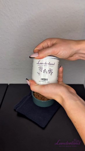 Lunderland MSM – reine Unterstützung für Gelenke & mehr 🦴 Unser MSM (Methylsulphonylmethan) besteht zu 100 % aus hochreinem, pulverisiertem MSM – ohne Zusätze, ohne Kompromisse. MSM wird häufig zur Unterstützung bei Gelenkbeschwerden eingesetzt und kann zur Regeneration von Knorpel und Gewebe beitragen. Es werden ihm außerdem entzündungshemmende und schmerzlindernde Eigenschaften zugeschrieben. 💜 Natürlich & hochrein: gewonnen aus Holzfasern, mehrfach destilliert und besonders bioverfügbar ent