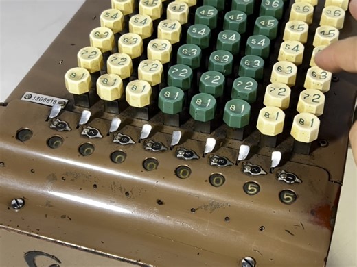 古董按键式机械计算器复古收藏展示摆件