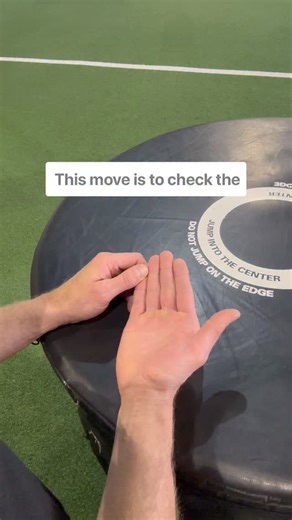 💡 This simple move — the Middle Finger Hook — was passed down from an old Chinese doctor. If your finger feels sore or stiff when you bend it, it’s likely a sign your energy flow (or circulation) needs some TLC. If that’s the case, do this little activity 30 reps a day and notice how your hand feels over time. Your future self (and your joints) will thank you! 🙌 👉 Does it hurt for you? Comment below and let us know what you feel! . #Achieve #PhysicalTherapy #EnergyFlow #MiddleFingerHook #AtHo
