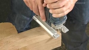 Bosch Professional Stichsäge GST 150 CE (Schnitttiefe Holz max: 150, inkl. Gleitschuh, Abdeckhaube, Saugdüse, 1x Stichsägeblatt T 144 D Spanreißschutz, Einlage, L-BOXX)