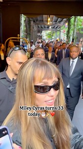 Miley loves her fans 🥰❤️ #mileycyrus #Miley #cyrus #icanbuymyselfflowers #celebrity #singer #celebstyle #famousbirthdays | Girlfromjerseycity