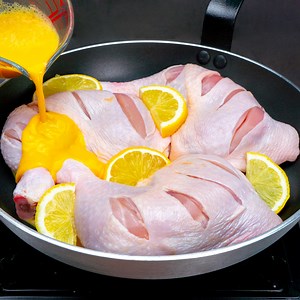 392K views · 20K reactions | Mais gostoso do que eu imaginava! - Coxas ao forno, com limão e molho especial Ingredientes: coxas de frango - 3 unidades óleo - 20 ml manteiga - 20 g sal - 5 g alho granulado - 5 g manjericão - 5 g pimenta preta - 5 g páprica doce - 5 g cebola - 3 unidades Cozinhe com tampa em fogo baixo por 20 min ovos - 3 unidades sal - 5 g pimenta preta - 3 g salsa - 5 g | Cookrate - Brasil | Facebook