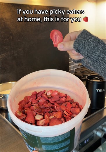 #freezedriedfruit #healthysnacks #pickyereaters #nosugaradded #momlife Healthy snacking made easy with these freeze-dried strawberries 🍓 100% real fruit, no added sugar, and perfectly crunchy. Great for picky eaters, lunchboxes, porridge, yogurt, or smoothies. A naturally sweet treat that’s diet-friendly and comes in a 400g value bucket — perfect for the whole family.