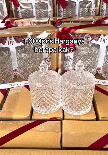 Souvenir kecil yang manis, tapi selalu bikin terkesan. 🍬✨ Souvenir Candy Jar Isi 2 🤍 Set isi 2 jar cantik 🤍 Cocok untuk permen, snack, atau hiasan meja 🤍 Desain simpel namun tetap elegan 🤍 Kemas Box Mika Rustic Premium 🤍 Cocok untuk souvenir pernikahan, lamaran, pengajian, hingga acara spesial lainnya Souvenir yang tidak hanya lucu saat diterima, tapi juga bermanfaat dan bisa dipakai kembali. 💕 Komen “CANDY” untuk mendapatkan pricelist lengkap. 📩 Info & Pemesanan WA Admin: 📱 CS 1 : 0812