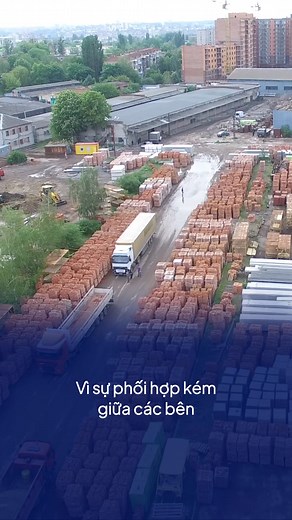 Nhiều mắt xích – Nhiều thách thức trong chuỗi cung ứng ngành VLXD 🔸 Phối hợp kém hiệu quả giữa các bên: Thông tin không đồng bộ, dễ sai sót và trễ tiến độ 🔸 Khó khăn trong theo dõi tiến độ: Việc giám sát chặt chẽ các khâu từ mua hàng, bảo quản, sử dụng và dự trữ vật liệu gặp nhiều khó khăn 🔸 Vận chuyển gặp nhiều thách thức: VLXD có kích thước cồng kềnh và trọng lượng lớn, yêu cầu phương tiện chuyên dụng và quy trình vận chuyển tối ưu, đòi hỏi DN cần phối hợp chặt chẽ với các đối tác thương mạ