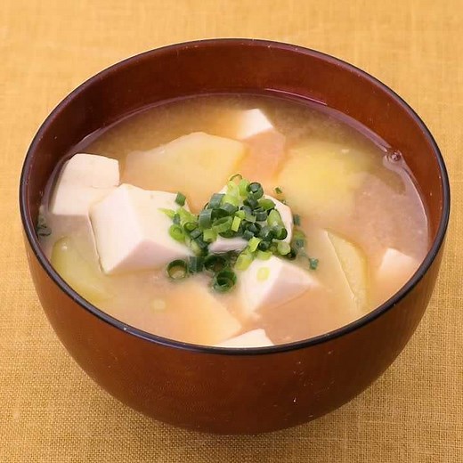 シンプルな味わい♪ じゃがいもと豆腐の味噌汁のレシピ動画・作り方 | デリッシュキッチン