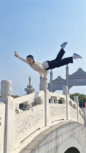 This acrobat takes outdoor workouts to new heights — literally! Balancing in a stunning one-armed handstand on a bridge, she has turned everyday spaces into her stage. #Outdoorsports #ChinaTravel #Duanwu #DragonBoatFestival #FunChina | China Plus Culture