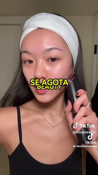 ¿Un tratamiento profesional en casa? 🤯✨ El Medicube Age-R Booster Pro es el gadget que todas las celebrities están usando para mejorar su piel sin necesidad de ir a una clínica. Ayuda a reducir arrugas, mejorar la elasticidad y hacer que los ingredientes de tu skincare penetren mejor en la piel. 💆‍♀️💖 ¿Realmente vale la pena? Aquí te contamos todo lo que necesitas saber.