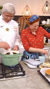Zusammen mit Enie zeigt der schwedische Hofkonditior Günther Koerffer wie diese fantastische Rosentorte gelingt. #sweetandeasy #reel Sweet & Easy - Enie backt - Alle Folgen zum Nachschauen auf joyn.de 💚 Alle Rezepte auf www.sixx.de/serien/enie-backt ZUTATEN Leichte Buttercreme: 500 g Zucker 10 Eier 500 g weiche Butter 200 g Schokolade (75-80% Kakaoanteil) 1 Schnapsglas Orangenlikör Für 2-3 Biskuit-Tortenböden: 10 Eier 250 g Zucker 250 g Mehl 50 g Kartoffelmehl 100 g Butter | Sweet & Easy