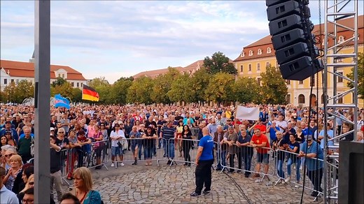 87K views · 8.3K reactions | Am Montagabend versammelten sich...