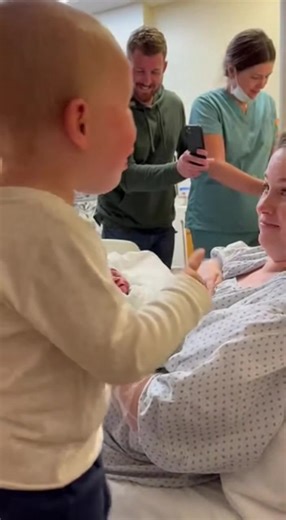 Toddler Sniffs Newborn… and Declares “I SMELL SWEET!!” 😭🤣👶 #ToddlerLogic #NewbornMoment #FunnyKids #PureComedy #FamilyLaughs
