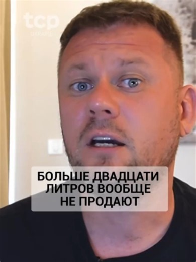 БЕНЗИН ПО ТРИСТА РУБЛЕЙ Очевидцы делятся реальной стоимостью дефицитного топлива на черном рынке Кубани, которая достигает астрономических масштабов. Спекулянты открыто продают литр бензина по цене от 200 до 300 рублей, и люди вынуждены соглашаться на эти условия. На официальных АЗС введен строгий лимит — не более 20 литров горючего в одни руки, а налив в канистры запрещен. Попытка попросить набрать топливо в дополнительную тару вызывает агрессию у измученных очередями местных жителей. #ценынабе