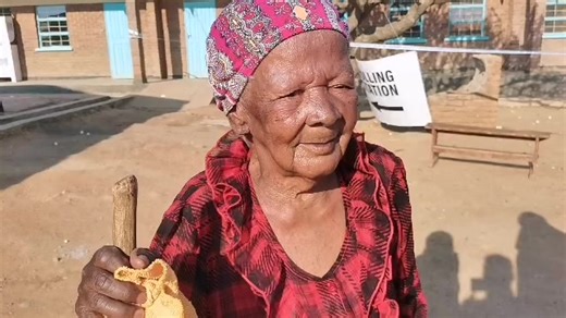 #Times360Malawi #MalawiDecides2025 #MalawiElectoralCommision #GeneraElectionsMalawi Awa ndi gogo Annah Mhango a zaka 96. Iwo amakhala ku Rumphi ndipo adandaula kuti alephera kuponya voti pa malo a Chankhomi CDSS kaamba koti analembetsera ku St Patricks. Ndipo ati sanakwanitse kupita kukaponya voti kaamba ka kutalika kwa mtunda. (Wolemba Bernard Mhone) | Times 360 Malawi