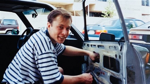 La peculiar historia del primer coche de Elon Musk y su curioso garaje actual