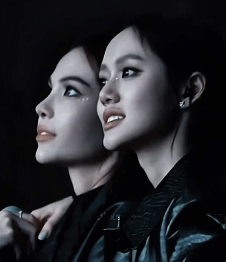 What if we had a GL series where they were rival mafia bosses? Two women from opposing organizations, destined to destroy each other. But in the middle of threats, confrontations, and secrets, they unexpectedly fall in love. The problem? Lookmhee’s character is ordered to kill Sonya’s character. And now she has to choose between doing her duty… or saving the woman she loves. #lookmheesonya #lmsy #sonyasarann #fyp #viral