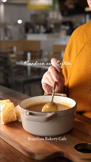 O frio pede um aconchego… e nada melhor que um caldo de mandioca com costela bem temperadinho, cremoso e cheio de sabor! 🤤✨ Feito com carinho aqui na Brazilian Bakery Café, do jeitinho brasileiro que aquece o corpo e o coração. 💛 Vem experimentar essa delícia ou peça o seu pra levar! | Brazilian Bakery Cafe