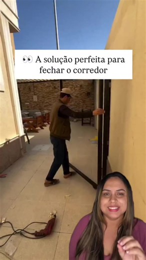 Tem soluções simples que deixam a entrada da casa muito mais bonita e funcional. A combinação da estrutura metálica com ripas de WPC cria um visual moderno, resistente à chuva e ao sol, além de exigir pouca manutenção no dia a dia. Um detalhe que valoriza o espaço e ainda traz mais privacidade para o corredor. 👉 Você prefere esse modelo ou os portões tradicionais? #portao #wpc #serralheria #decoracao #casacomafeto