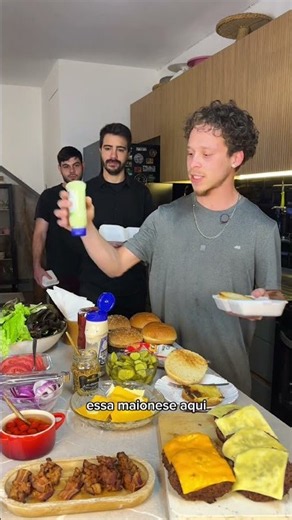 Vittor was shy and decided to put together a minimalist burger 🍔 #lowbloodpressurefamily
