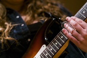 Guitarist Toni Lindgren, Reina del Cid’s not-so-secret weapon, now joining Lissie’s band as well