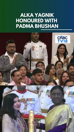 WATCH: Padma Awards 2026: Alka Yagnik Receives Padma Bhushan From President Murmu | N18S