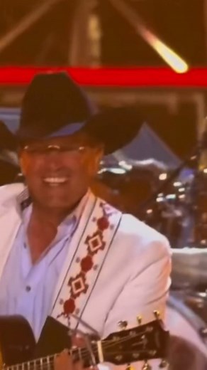 George paying tribute to Brooks & Dunn... But when George Sings your song he steels the show.. Check this out!! #georgestrait #countrylegend #countrymusic #texasmusic #texas #sanantoniotexas #sanantonio #arizona #arkansas #america #Unitedstatesofamerica #worldmusic #worldwide #superstar #royalmusically #americanroyalty | Naaham Wainscott